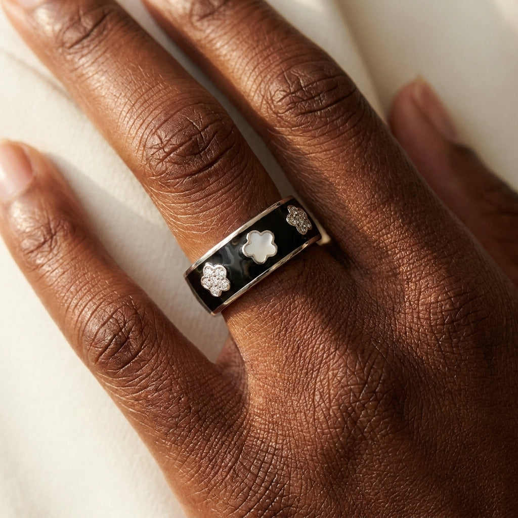 Daisy Love Band Ring worn